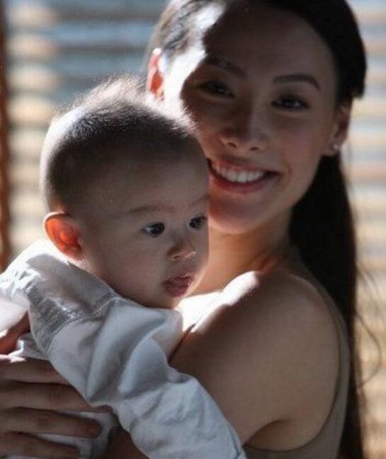 為什麼李嘉誠寧願孫子沒媽，也不讓梁洛施進門？原因出乎意料，網友：這5億分手費花得不虧！