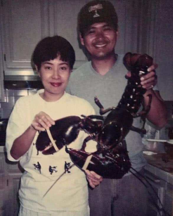 周潤發的兩任妻子同樣60歲，現任身家幾十億，前妻破產復出養家