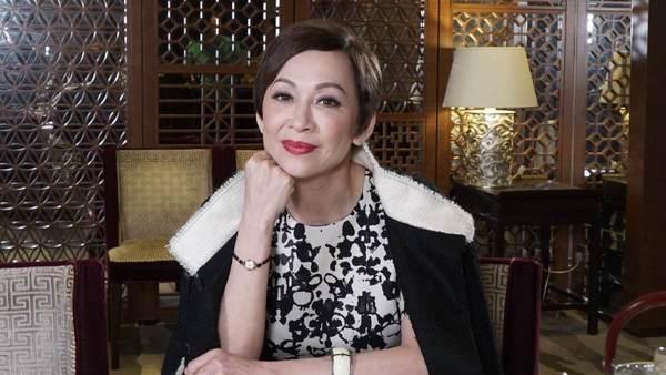 周潤發的兩任妻子同樣60歲，現任身家幾十億，前妻破產復出養家