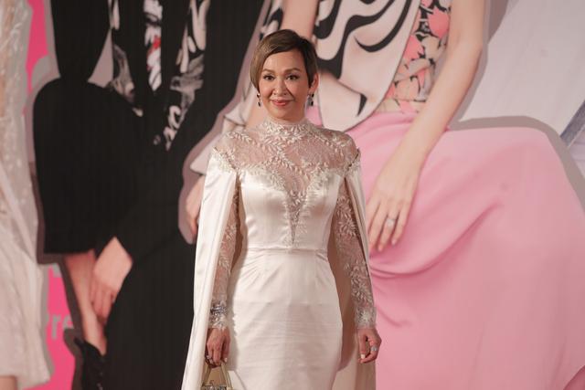 周潤發的兩任妻子同樣60歲，現任身家幾十億，前妻破產復出養家