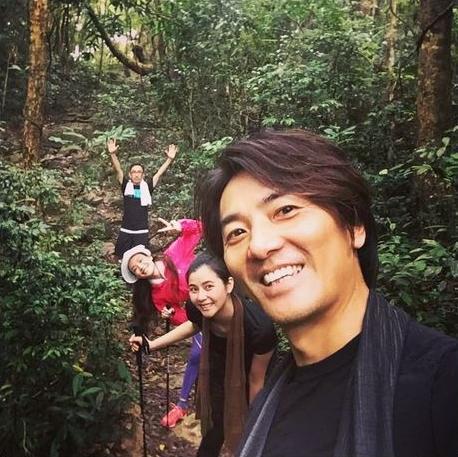 他49歲是當年萬千少女夢中情人，媲美四大天王！近年來人氣直直落理由，都藏在「這張全家近照」中！