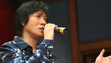 他曾是台灣帥氣民歌王子，過世前卻成了不能笑、不能生氣的「玻璃人」，老婆哀慟說：我這一生…