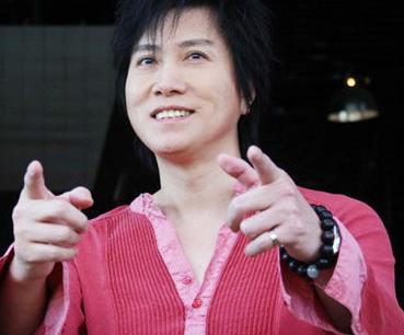 他曾是台灣帥氣民歌王子，過世前卻成了不能笑、不能生氣的「玻璃人」，老婆哀慟說：我這一生…