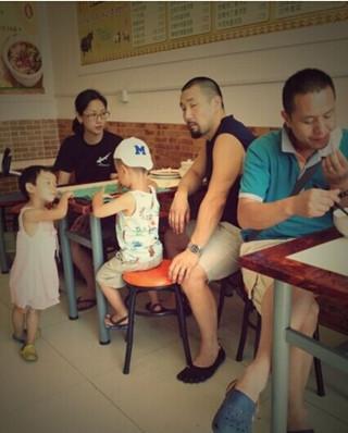  48歲吳倩蓮近照如黃臉婆，劉德華跪地求婚不應，卻嫁平民丈夫！
