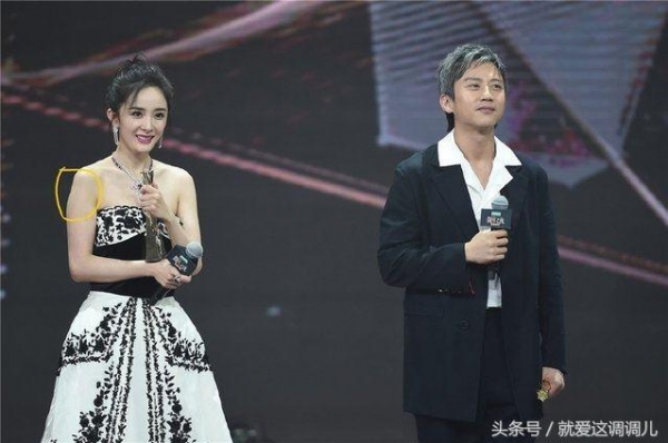 楊冪領獎雙手護快掉出的胸，孫儷老公鄧超始終不敢直視楊冪，這件禮服太性感難怪女星都搶著入手！