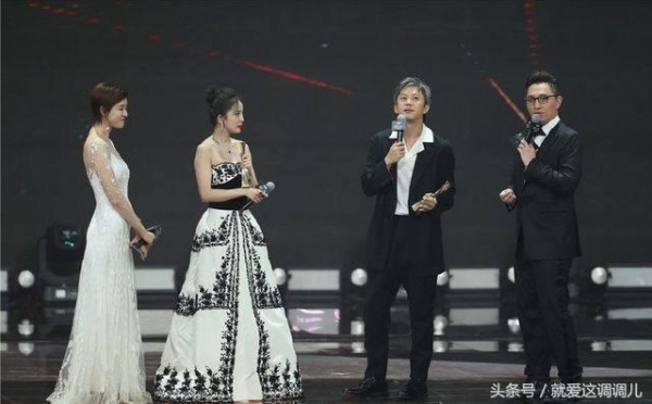 楊冪領獎雙手護快掉出的胸，孫儷老公鄧超始終不敢直視楊冪，這件禮服太性感難怪女星都搶著入手！