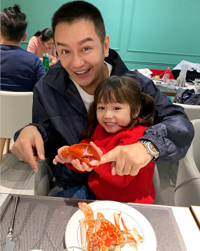 49歲陳浩民太會寵妻，曬一家團圓照羨煞旁人，兒女成群溫馨十足！