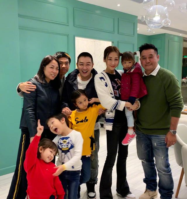 49歲陳浩民太會寵妻，曬一家團圓照羨煞旁人，兒女成群溫馨十足！