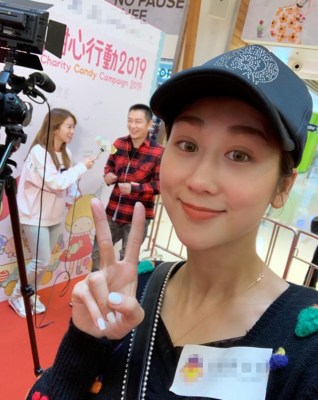 49歲陳浩民太會寵妻，曬一家團圓照羨煞旁人，兒女成群溫馨十足！
