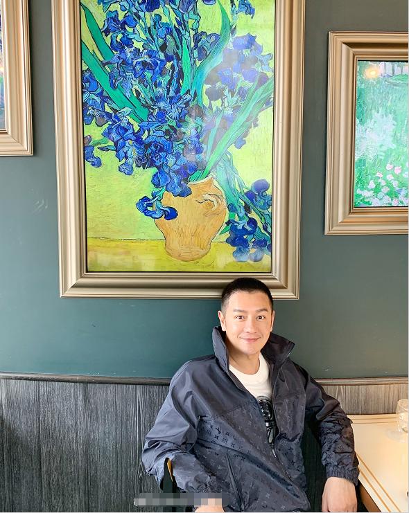 49歲陳浩民太會寵妻，曬一家團圓照羨煞旁人，兒女成群溫馨十足！