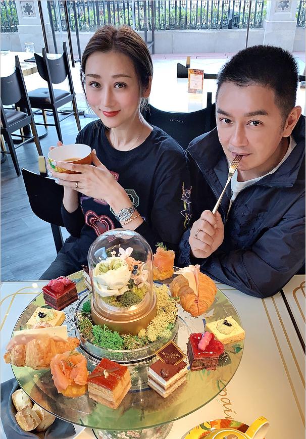 49歲陳浩民太會寵妻，曬一家團圓照羨煞旁人，兒女成群溫馨十足！