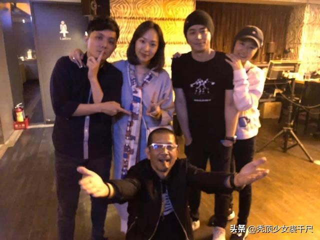 林心如罕見曬娃！親PO「2歲小海豚照片」，背後摟肩霍建華閃翻！