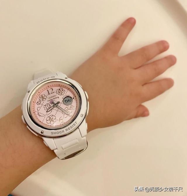 林心如罕見曬娃！親PO「2歲小海豚照片」，背後摟肩霍建華閃翻！
