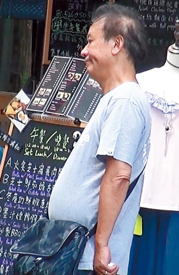 當年迷死萬千少女，他曾與周潤發齊名，如今老得不敢認！與太太一起就像倆中老年男人！ 