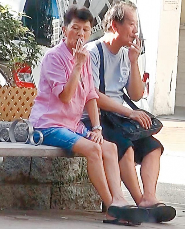 當年迷死萬千少女，他曾與周潤發齊名，如今老得不敢認！與太太一起就像倆中老年男人！ 