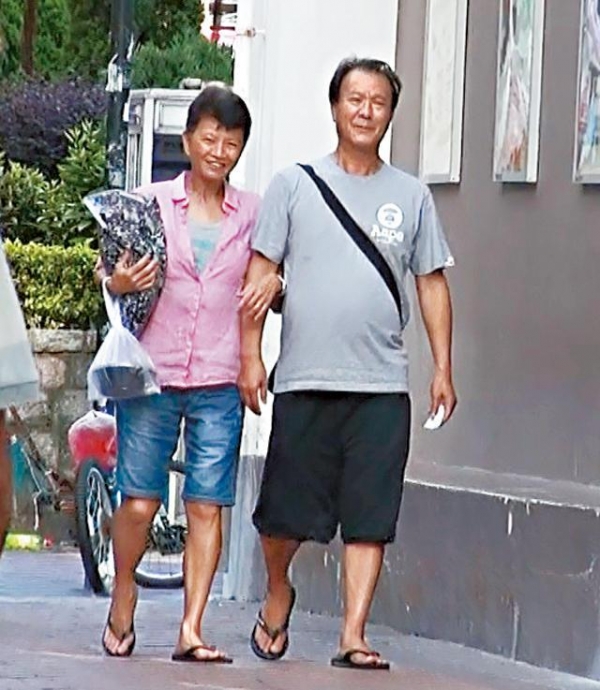 當年迷死萬千少女，他曾與周潤發齊名，如今老得不敢認！與太太一起就像倆中老年男人！ 