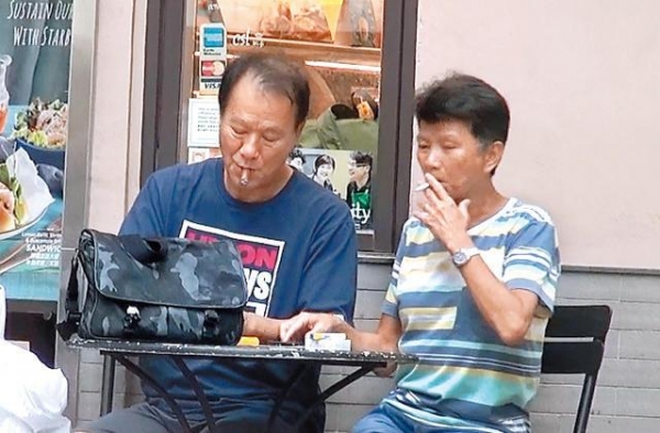 當年迷死萬千少女，他曾與周潤發齊名，如今老得不敢認！與太太一起就像倆中老年男人！ 