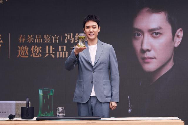 趙麗穎坐月子，胖的卻是馮紹峰？雙下巴難掩帥氣，一身西裝太酷了！
