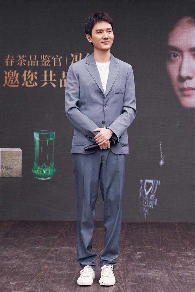 趙麗穎坐月子，胖的卻是馮紹峰？雙下巴難掩帥氣，一身西裝太酷了！