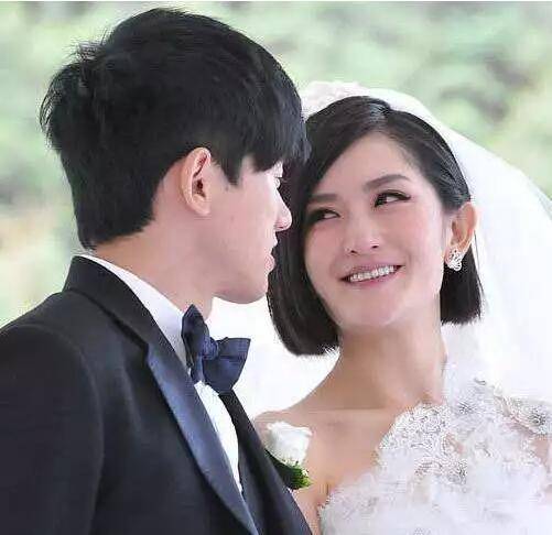 差9歲姐弟戀不被看好？婚後7年被查不孕領養殘疾孤兒，生活令人羨慕！