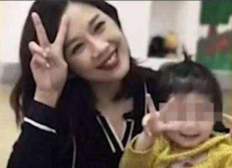 差9歲姐弟戀不被看好？婚後7年被查不孕領養殘疾孤兒，生活令人羨慕！
