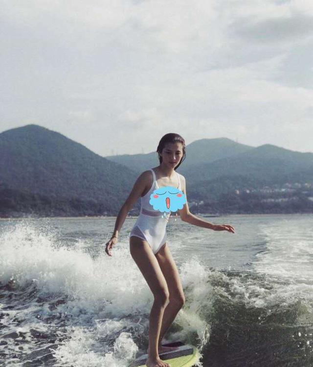 林峰現女友曬燭光晚宴，吳千語曬海邊衝浪，一個人的生活略顯淒涼~