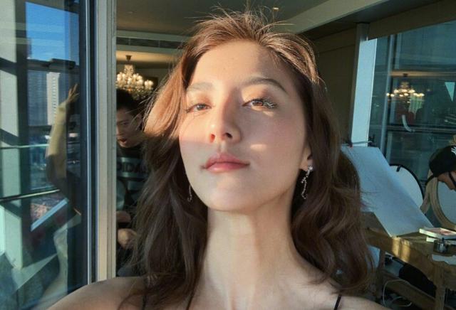 林峰現女友曬燭光晚宴，吳千語曬海邊衝浪，一個人的生活略顯淒涼~