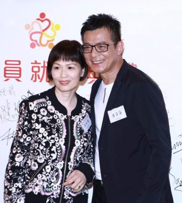 黃日華妻子大病初癒老態龍鍾，夫妻逛街十指緊扣很恩愛！