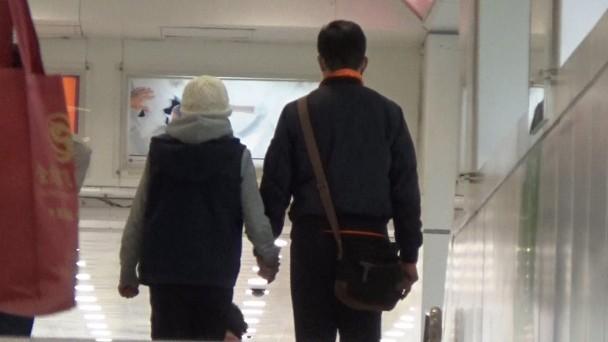 黃日華妻子大病初癒老態龍鍾，夫妻逛街十指緊扣很恩愛！