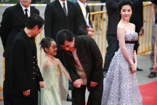 【李連杰女兒長大了】首次公開成年女兒的合照，她們繼承了利智的好身材，網友：好有氣質啊~