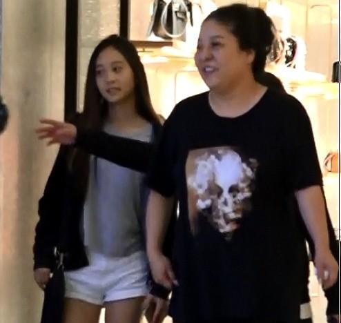 【李連杰女兒長大了】首次公開成年女兒的合照，她們繼承了利智的好身材，網友：好有氣質啊~