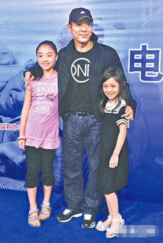 【李連杰女兒長大了】首次公開成年女兒的合照，她們繼承了利智的好身材，網友：好有氣質啊~