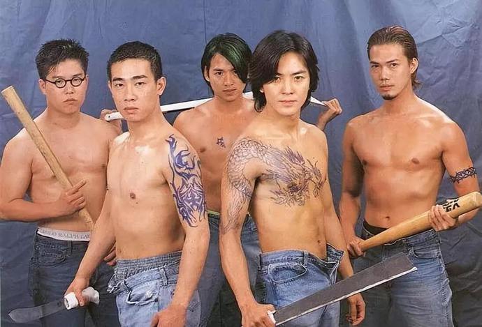 《古惑仔》只用7天拍完, 一張照片告訴你, 當年劇組「有多窮」?