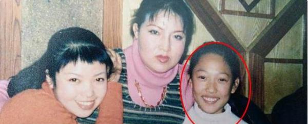 她14歲親媽帶去整容，整了300次臉都沒塌，現事業有成被人夸!
