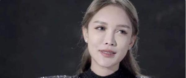 她14歲親媽帶去整容，整了300次臉都沒塌，現事業有成被人夸!