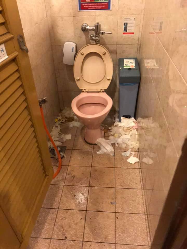站著吃飯盒 噁心廁所 遊客入關迎來地獄式待遇  