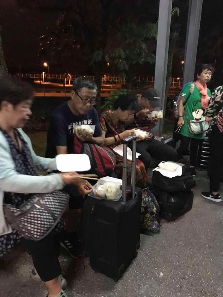 站著吃飯盒 噁心廁所 遊客入關迎來地獄式待遇  