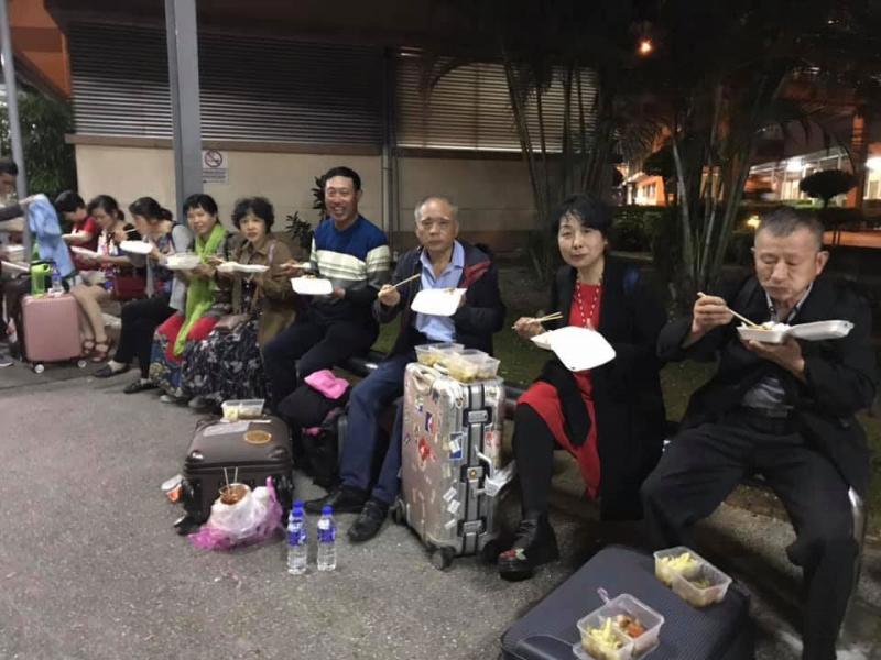 站著吃飯盒 噁心廁所 遊客入關迎來地獄式待遇  