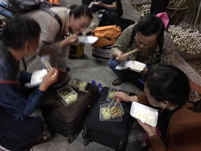 站著吃飯盒 噁心廁所 遊客入關迎來地獄式待遇  