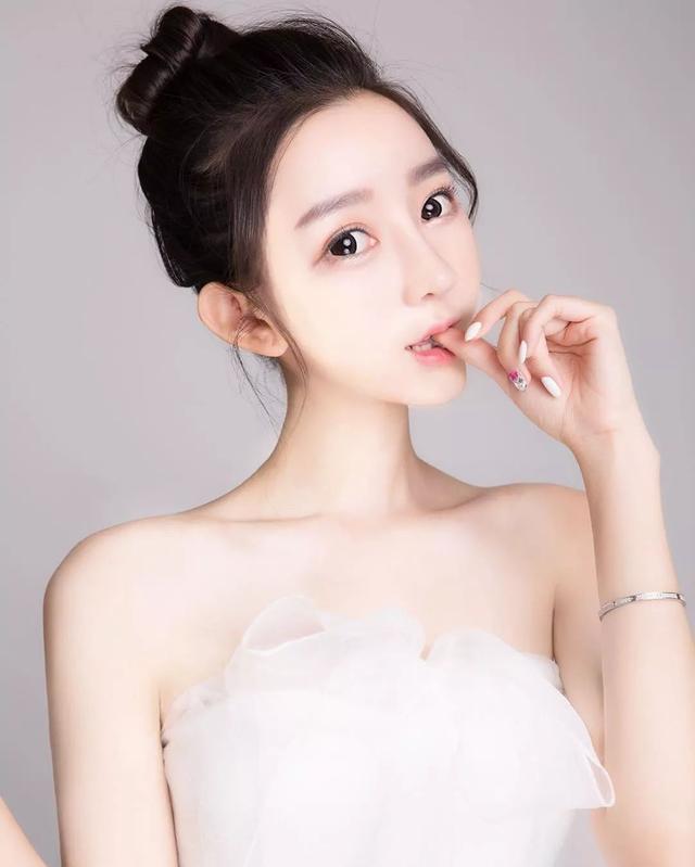 剛與富二代分手，便落魄到要復出拍"寫真"？與陳冠希還有這層關係...