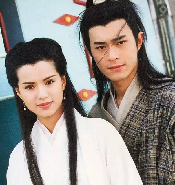 【最美小龍女！】45歲李若彤曬近照！『小蠻腰露事業線』仙氣十足！