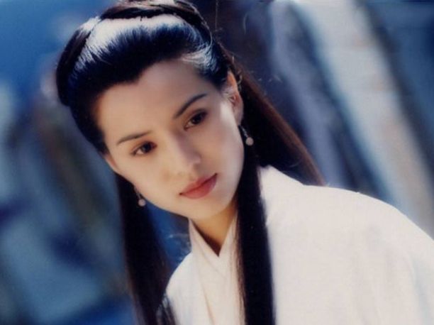 【最美小龍女！】45歲李若彤曬近照！『小蠻腰露事業線』仙氣十足！