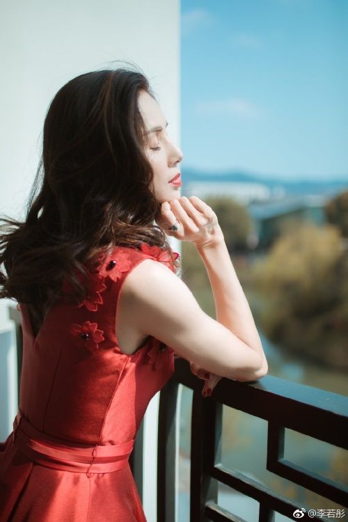 【最美小龍女！】45歲李若彤曬近照！『小蠻腰露事業線』仙氣十足！