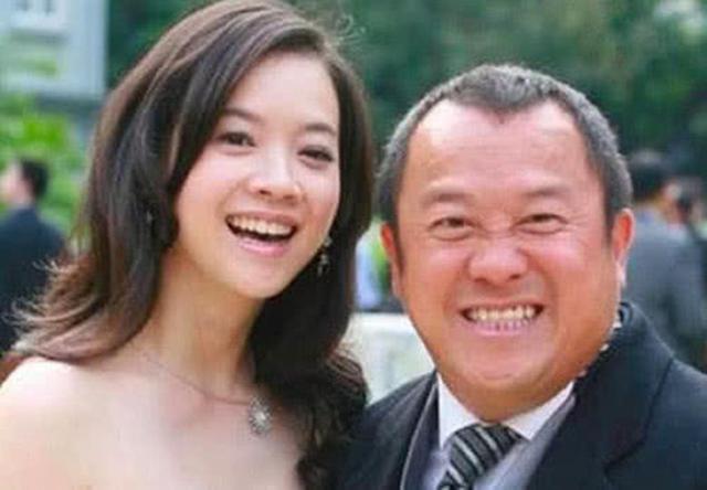 曾志偉女兒曾寶儀46歲仍單身，看到相片後，網友：隨爸爸！