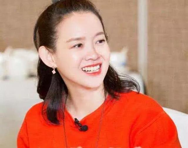 曾志偉女兒曾寶儀46歲仍單身，看到相片後，網友：隨爸爸！