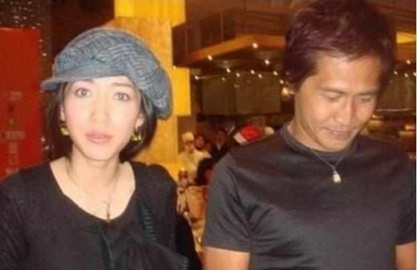 25歲嫁50歲有錢老公！移民美國後生2個孩子，如今她活成這樣！