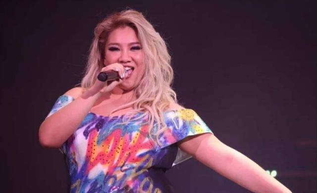 宣布不再減肥後，鄭欣宜素顏穿睡衣出門，滿身肥肉遺傳媽媽沈殿霞！