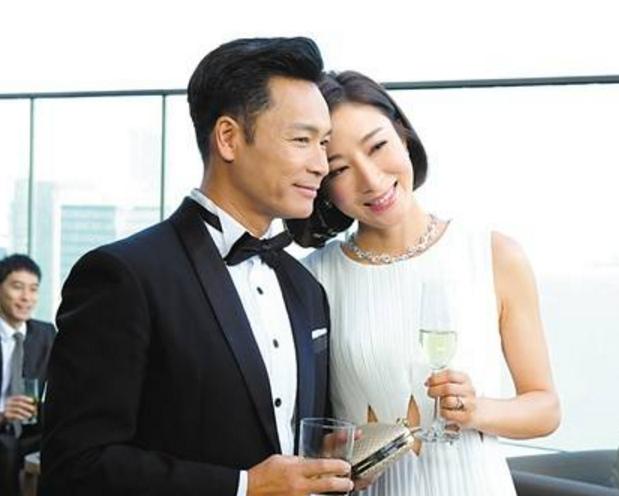 演「傻子」獲2次影帝，老婆是「紅孩兒」扮演者，今幸福讓人羨慕!