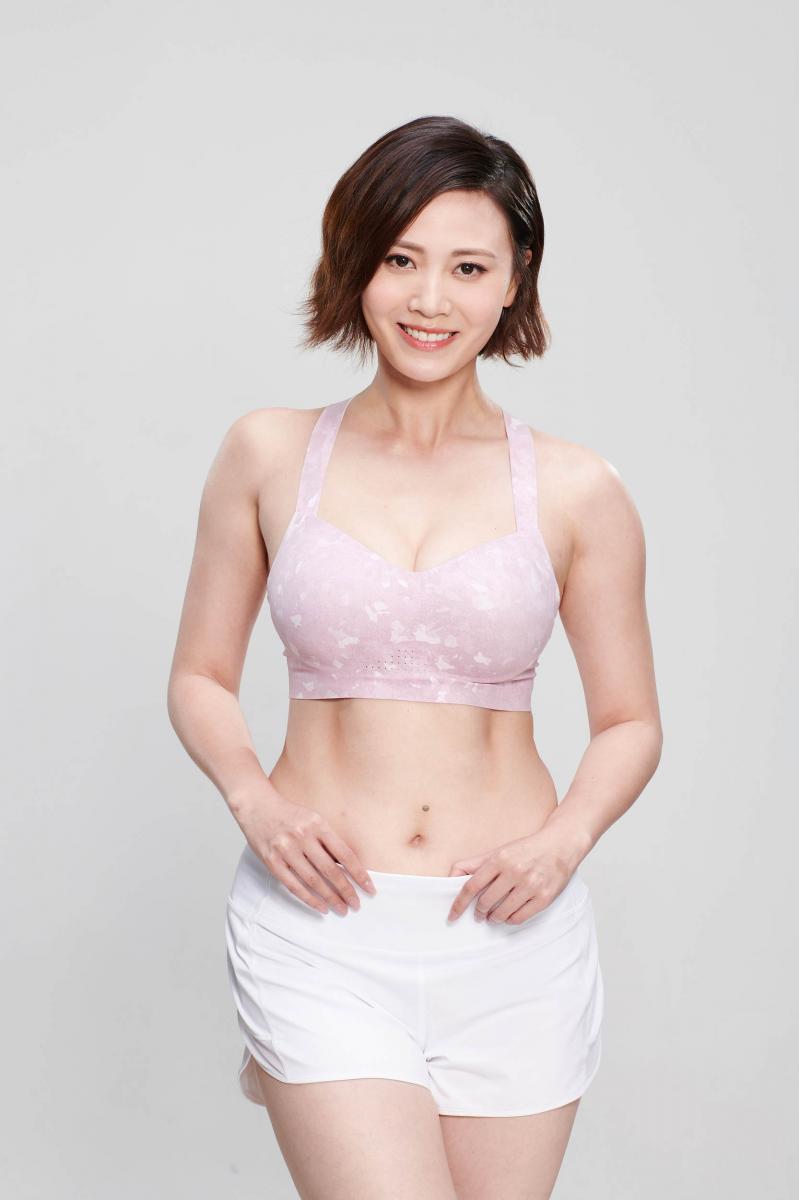 【朱晨麗減肥還升Cup?!】只穿Bra大秀3吋事業線+Fit爆馬甲線!網民歡呼:難得性感啊!