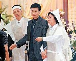 劉德華受他提攜，中風半身癱瘓，82歲被發現已僵硬！4任妻子7個子女卻還大鬧靈堂爭遺產！